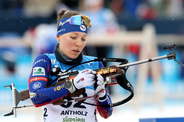 Скандал в сборной Франции по биатлону: Жанна Ришар подкрутила винтовку Осеан Мишлон, подробности