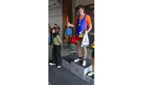 «Хочу в книгу Гиннесса»: 14-летний спортсмен уже побил рекорды России, Азии и Европы по пауэрлифтингу