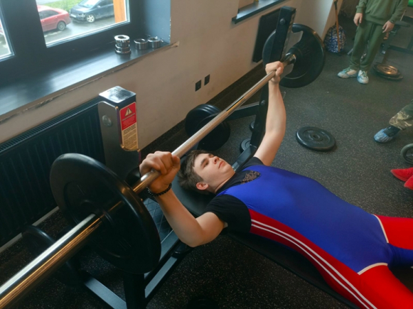 «Хочу в книгу Гиннесса»: 14-летний спортсмен уже побил рекорды России, Азии и Европы по пауэрлифтингу