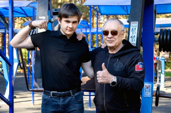 «Хочу в книгу Гиннесса»: 14-летний спортсмен уже побил рекорды России, Азии и Европы по пауэрлифтингу