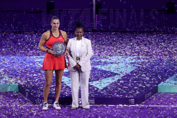 Елена Рыбакина отказалась делать фото с главой WTA Поршей Арчер на церемонии после победы на Итоговом чемпионате WTA 2025 года Елена Рыбакина отказалась делать фото с главой WTA Поршей Арчер на церемонии после победы на Итоговом чемпионате WTA 2025 года