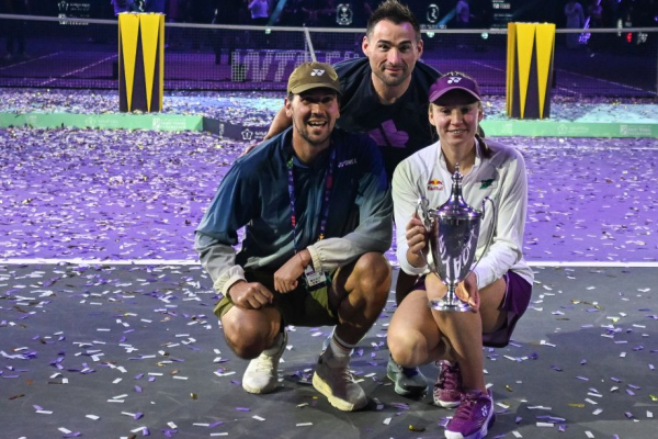 Елена Рыбакина отказалась делать фото с главой WTA Поршей Арчер на церемонии после победы на Итоговом чемпионате WTA 2025 года Елена Рыбакина отказалась делать фото с главой WTA Поршей Арчер на церемонии после победы на Итоговом чемпионате WTA 2025 года