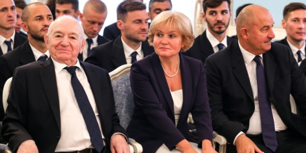 Слезы Семина, хит Синатры на саксофоне, красные и белые цветы: В Москве простились с легендарным футболистом Никитой Симоняном Слезы Семина, хит Синатры на саксофоне, красные и белые цветы: В Москве простились с легендарным футболистом Никитой Симоняном